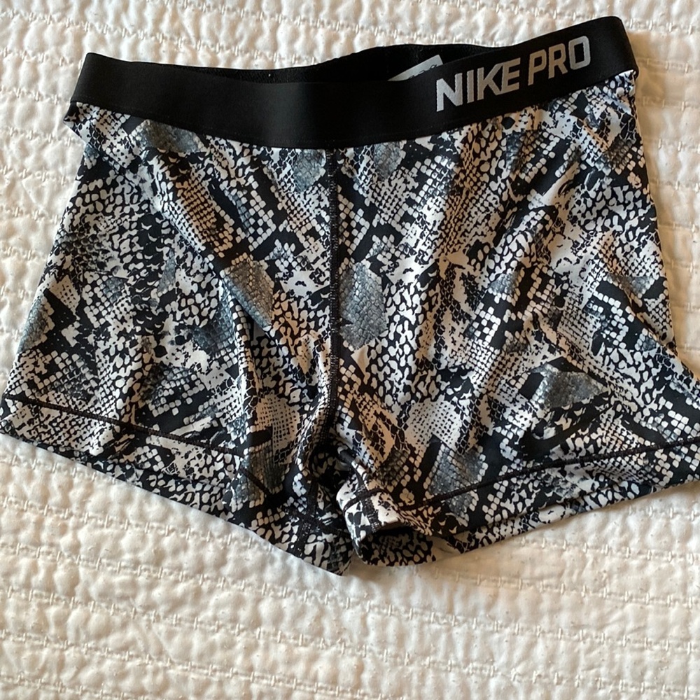 Nike pro shorts size large